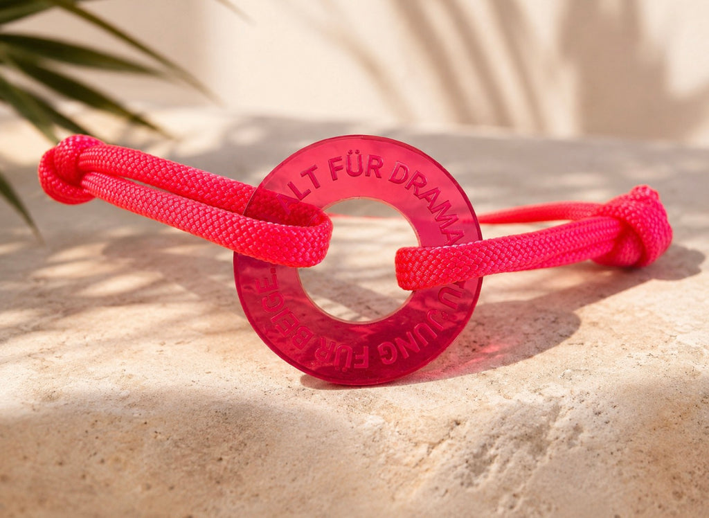 Happycoin Statement-Armband mit pinkfarbenem Coin und Armband mir der Gravur " Zu jung für Beige, zu alt für Drama