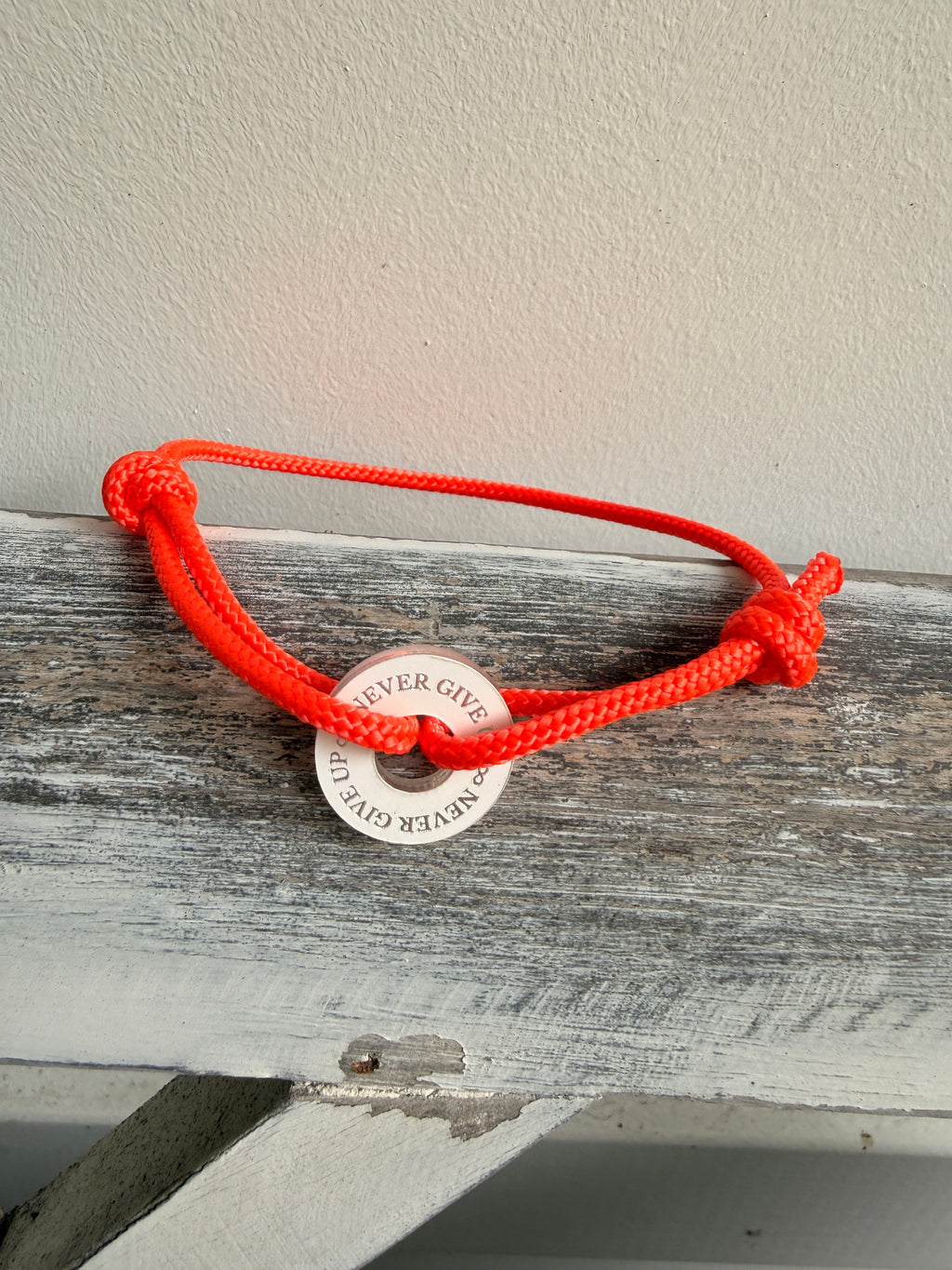 Happycoin Statement Armband mit weißemAcrylcoin mit dem Spruch ever give up"
