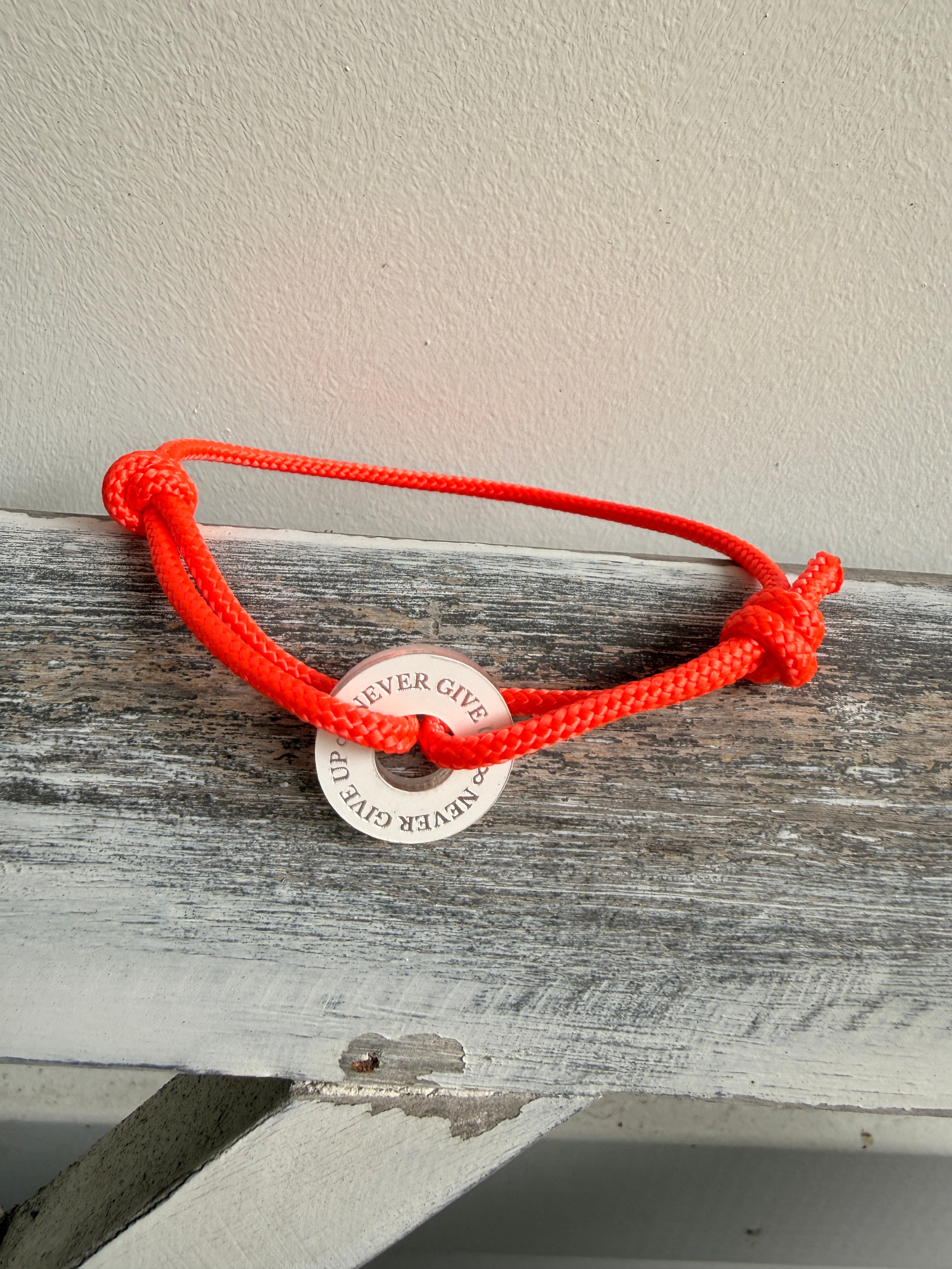 Happycoin Statement Armband mit weißemAcrylcoin mit dem Spruch ever give up"