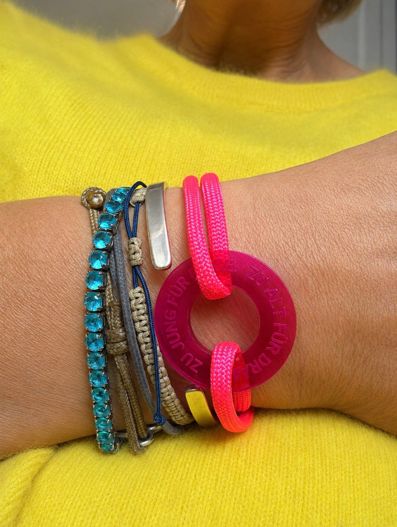 Armband am Handgelenk "Zu jung für Beige, zu Alt für Drama"