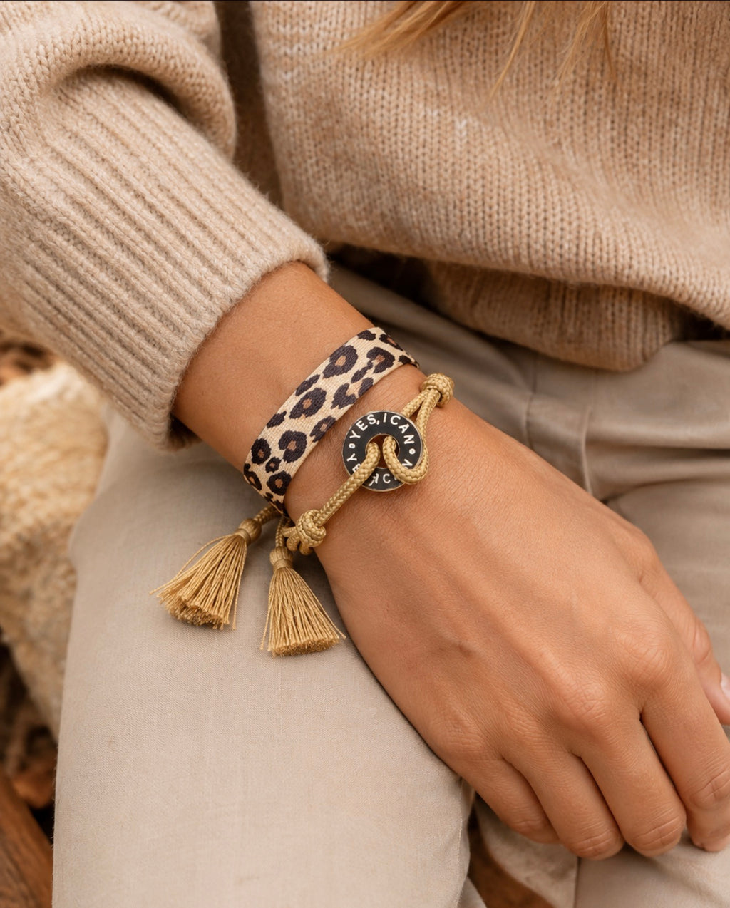 Happycoin "YES,I CAN" Coin-Armband mit Leo-Armband als limitiertes Damen-Bundle am Handgelenk.