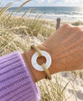 „Sylt für Anfänger Statement-Armband am Handgelenk vor Strand und Nordsee“⠋

