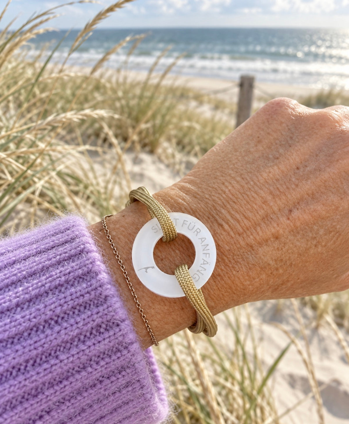 „Sylt für Anfänger Statement-Armband am Handgelenk vor Strand und Nordsee“⠋

