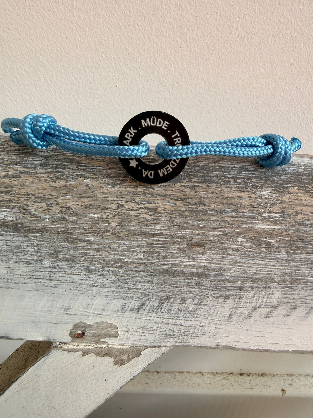 Stark. Müde.  Trotzdem da I Happycoin Statement-Armband