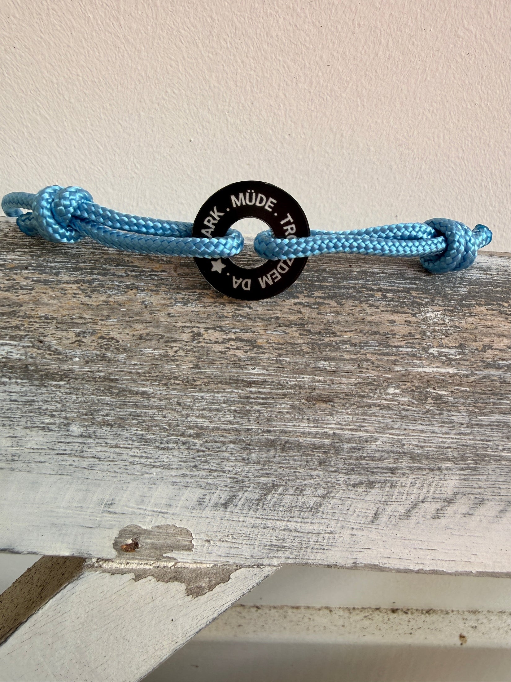 Stark. Müde.  Trotzdem da I Happycoin Statement-Armband